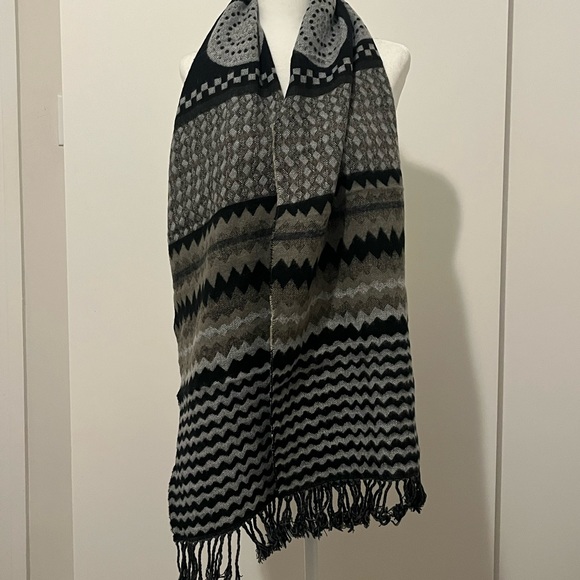 COZY SCARF - GREAT CONDITION - EVERYDAY USE OR GIFT - Picture 3 of 3